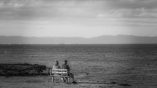 Couple de personnes âgées en retraite sur la Côte d'Azur.