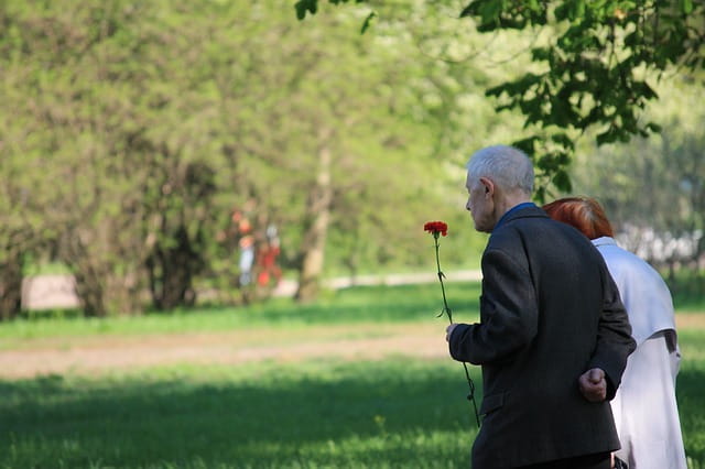 Deux personnes âgées dans un parc.