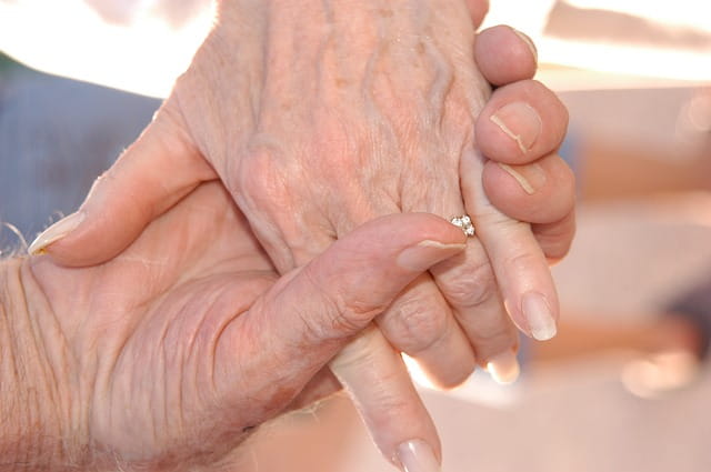 Mains d'un couple se serrant la main.