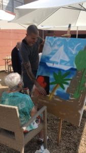 Le graffeur Ecloz enseigne le graff à une pensionnaire de maison de retraite Senectis..