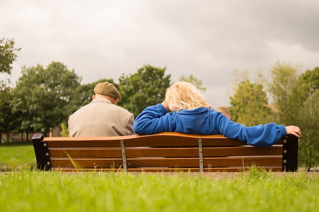 Deux personnes âgées sur un banc.