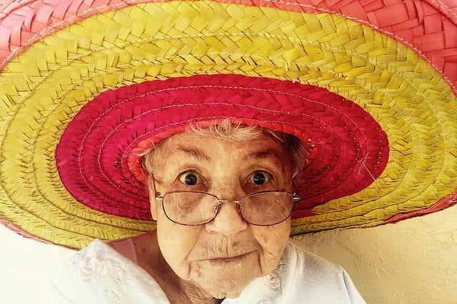 Une mamie avec un sombrero coloré.