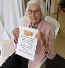 Senior fêtant ses 100 ans.