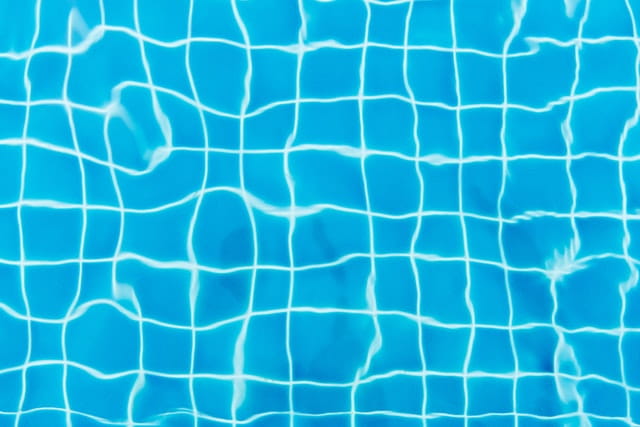 Photo d'eau d'une piscine.