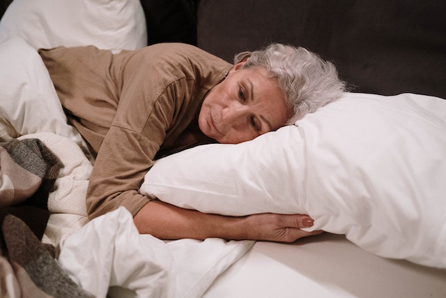 Améliorer la qualité du sommeil des personnes âgées.