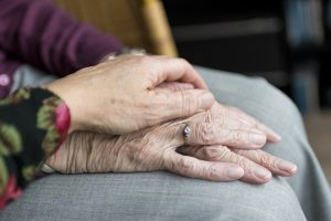 Les chutes chez les personnes âgées : causes et conséquences