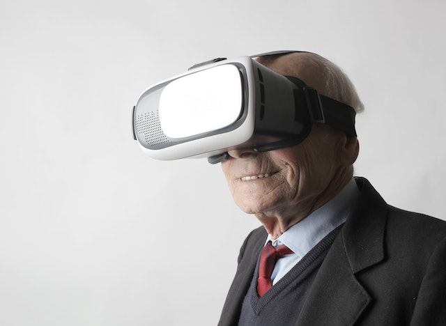 Les bienfaits de la réalité virtuelle sur les personnes âgées.