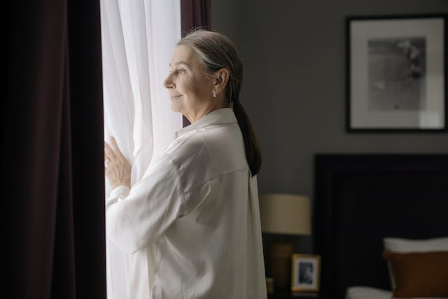 Chambre médicalisée en EHPAD personnalisée.