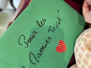 Le tricot et le crochet : des activités bénéfiques pour les personnes âgées en maison de retraite