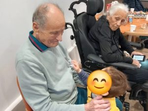 Visite d’une école maternelle en EHPAD : une animation intergénérationnelle qui fait vivre le lien social