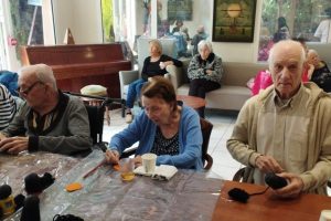 Une activité manuelle pleine de créativité : nos résidents réalisent un chat noir pour célébrer l’automne