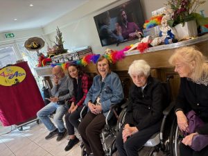 Spectacle en EHPAD dans le 06 : une après-midi animée avec Anim Azur et un goûter de bugnes