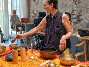 Atelier de musicothérapie en EHPAD dans le 06 : un moment de bien-être sonore pour les résidents