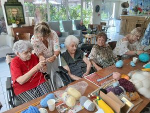 Cours de tricot en EHPAD dans le 06 : un atelier tous niveaux pour créer et partager