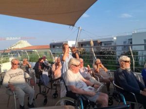 Éclipse solaire en EHPAD dans le 06 : nos résidents réunis pour observer le ciel