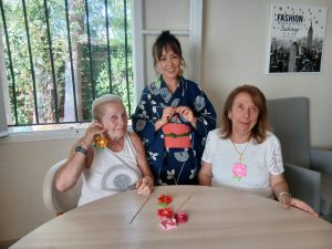 Atelier origami dans notre EHPAD du 06 : un moment créatif autour du pliage japonais