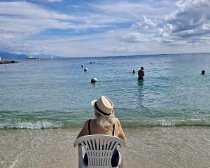 Dernier bain de l’année : nos résidents d’EHPAD profitent encore de la mer avant l’automne