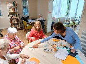 Atelier créatif Halloween dans notre EHPAD du 06 : des citrouilles fabriquées par les résidents