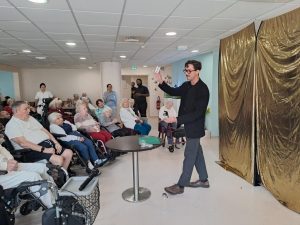 Spectacle de prestidigitation dans notre EHPAD du 06 : un après-midi plein de surprises
